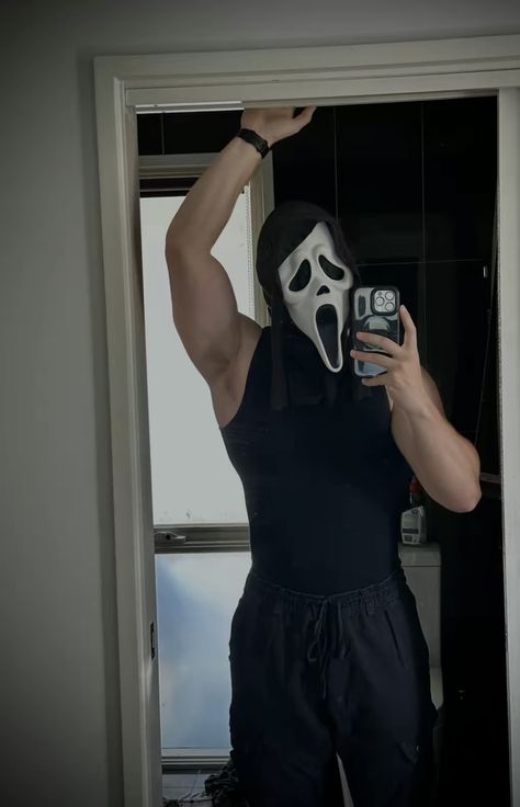 Male Selfie Poses, Scream Cosplay Men, Hot Horror Villains, Shirtless Ghostface, Hot Ghost Face Fan Art, Hot Goth Men, Mask Men Aesthetic, Ghost Face Cosplay Guy, Ghostface Costume Guy