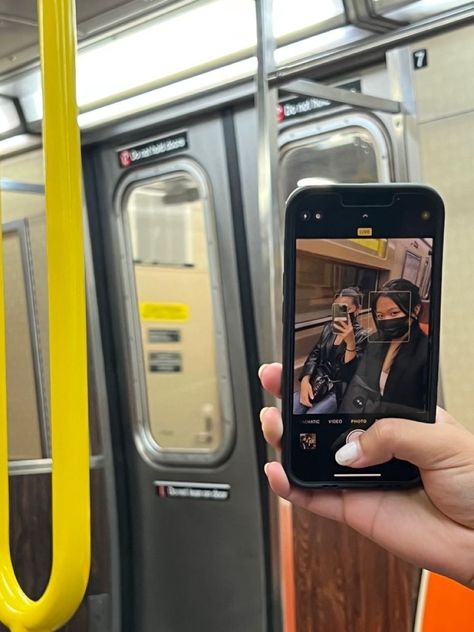 Subway Train Photoshoot, Phone Selfie Aesthetic, Train Photoshoot Aesthetic, Train Pose Ideas, Metro Photoshoot Ideas, Subway Photo Ideas, Metro Photoshoot Aesthetic, Subway Photoshoot Aesthetic, Train Photo Ideas Instagram