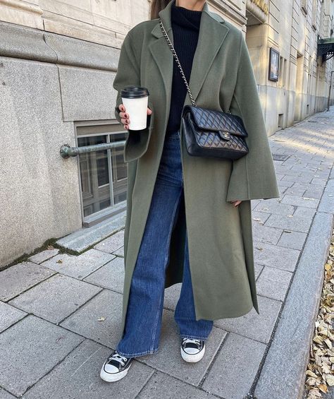 Green Long Coat Outfit, Long Green Coat, Long Coat Outfit, Chic Streetwear, Streetwear Mode, Fall Mood, Coat Outfit, Fall Inspo, Green Coat