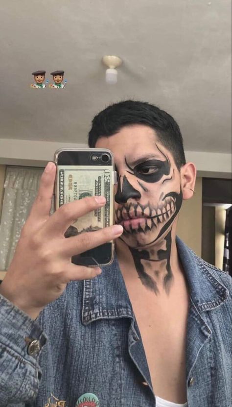 Maquillaje fácil y simple de calavera para varón con disfraz