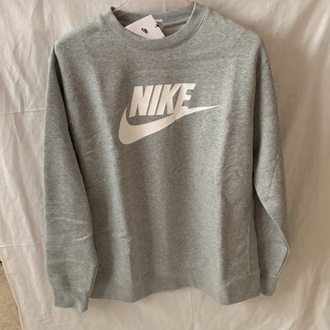 Nike Men's Sportswear Club Fleece Graphic Crewneck Sweatshirt *New With Tags *Size Large *Color: Dark Heather Grey *Pullover Sweatshirt *Crewneck *Fleece Lined Interior *Materials: Cotton, Polyester Sweaters Nike, Interior Materials, Men's Sportswear, Nike Sweaters, Sweatshirt Crewneck, Grey Pullover, Mens Sportswear, Graphic Crewneck Sweatshirt, Graphic Crewneck