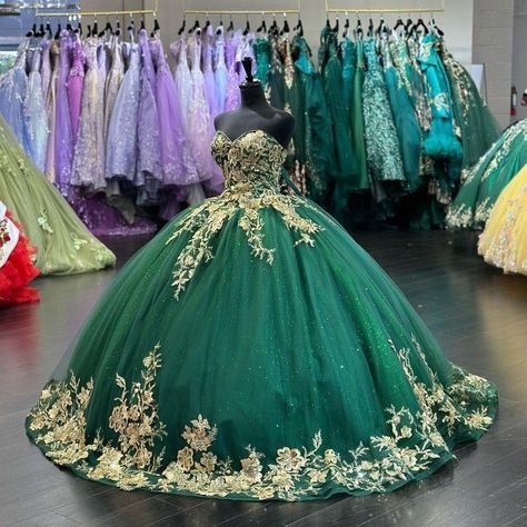 Quinceañera emerald green dress Gold Quince Dress, Emerald Green Quinceanera Dresses, Green Quince Dress, Robes Quinceanera, Princess Quinceanera Dresses, Corset Ball Gowns, Green Quinceanera Dresses, Quinceanera Dresses Gold, Quinceanera Themes Dresses