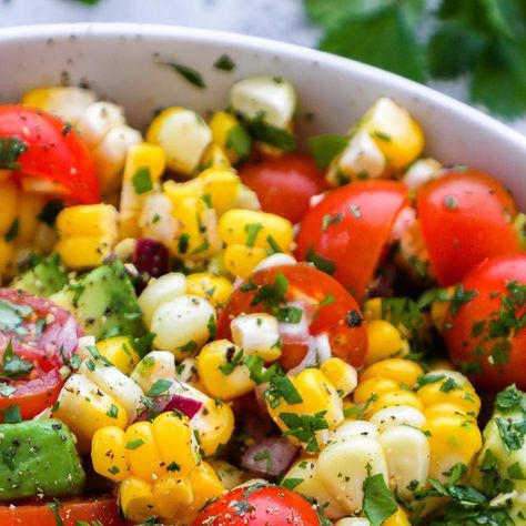 Caitlin | Easy & Healthy Meals on Instagram: "SUMMER CORN SALAD with AVOCADO!😍 . My go to side dish for summer!😎 This salad is always a hit! Featuring fresh corn (try it grilled - it’s soo good!😉), tomatoes, onion & cilantro all tossed in lime juice & topped with lots of avocado! It’s so simple yet loaded with flavor!🤗 . Hope you’re all having a great Thursday loves!😊💕 . What you’ll need: Fresh corn Tomatoes Red onion Cilantro Lime juice (enough to coat the salad) Avocado Salt, to taste Bl Corn Salad With Avocado, Easy Healthy Meals, Salad Avocado, Produce Recipes, Salad With Avocado, Summer Corn Salad, Summer Corn, Juicy Tomatoes, Corn Salad