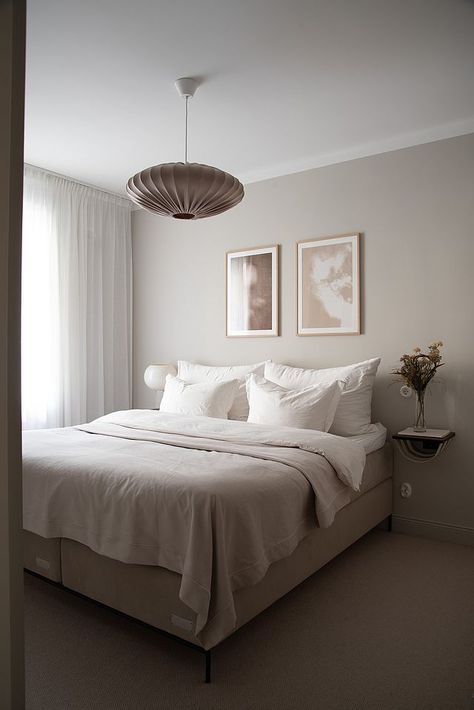 Vår mastersvit är klar | Elin Skoglund | Bloglovin’ Light Gray Bedroom, Townhouse Interior, Interior Design Per La Casa, Dekorasi Kamar Tidur, Minimalist Room, Home Room Design, My New Room, New Room, Room Decor Bedroom