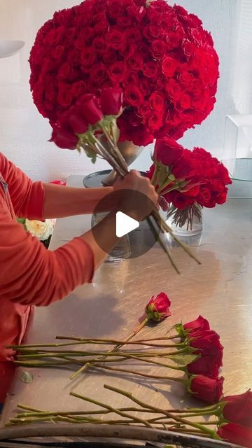 FLORAL DESIGN & WORKSHOP on Instagram: "Time saving technique……. Brought to you by 
The Flower_Picassso 🌹❤️🌹❤️🌹❤️🌹
.
.#roses #motherday #fresh #newhack #sharetechniques" Keep Roses Alive Longer, Rose Arrangements Diy, Rose Centerpieces Diy, Rose Vase Arrangement, Long Vase, Centerpieces Diy, Rose Centerpieces, Design Workshop, Rose Arrangements