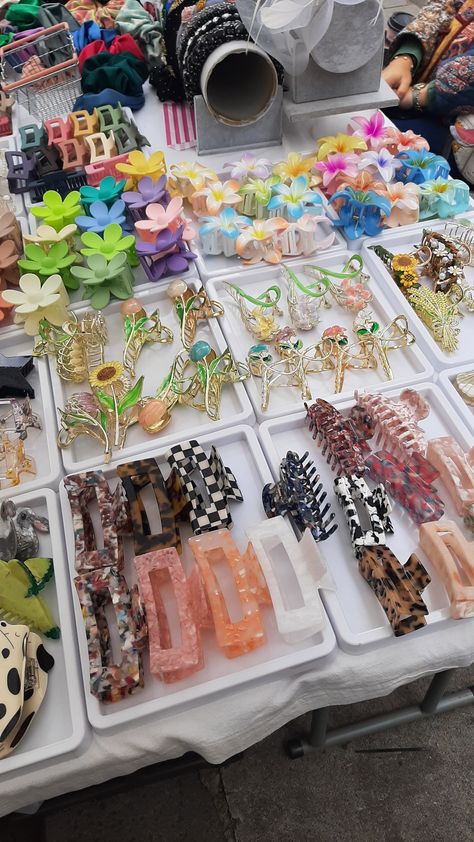 Claw clips broches aesthetic colorful itgirl Broches Aesthetic, Claw Clips, Claw Clip, Vision Board, Collage, Hair Styles, Makeup, Hair, Pins