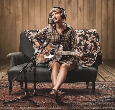 Long Pond Studio, Taylor Swift, Swift, A Woman, Singing, Guitar