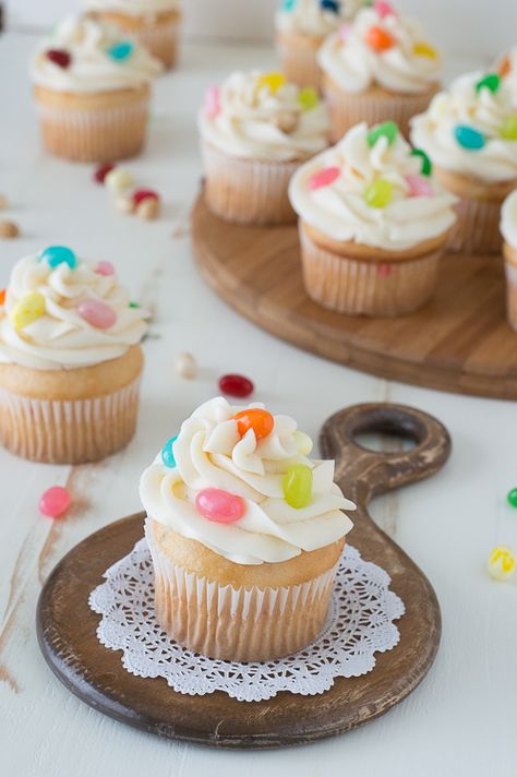 Jelly Belly Jelly Bean Cupcakes #cupcake #frosting #buttercream #recipe #jellybean #jellybelly #kids Jelly Bean Cupcakes, Cupcakes Bonitos, Easter Cupcakes Easy, Jelly Beans Easter, Fun Cupcake Recipes, Cupcakes Ideas, Gourmet Cupcakes, Easter Baking, Easter Cupcakes