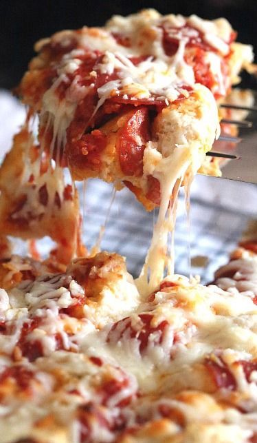 Easy Pizza Casserole. This actually looks easy, good and no weird stuff that isn't in my pantry. Easy Pizza Casserole, Snacks Dinner, Recipes Cheese, Recipes Fish, Recipes Pork, Food Asian, Bisquick Recipes, Dinner Side, Lunch Appetizers