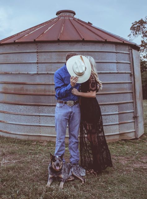 Western Wedding With Dog, Western Engagement Pictures With Dogs, Couples Western Photoshoot, Country Couple Photos, Western Engagement Pictures, Western Couple Photoshoot, Western Engagement Photos, Western Couple, Engagement Announcement Photos