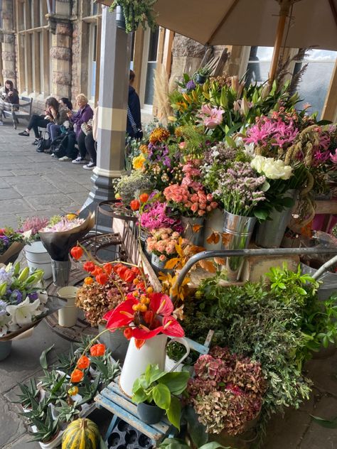 Floral florist flowers bouqet romance romantic bristol train station aesthetic spring summer england uk goals pretty beautiful colourful Bristol England Aesthetic, Bristol Aesthetic, Train Station Aesthetic, Uni Motivation, Station Aesthetic, England Aesthetic, Rich Style, Travel 2024, Places In England