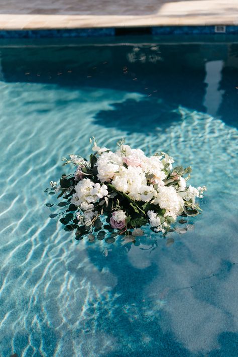 Floating Floral Arrangements Pool, Floating Florals In Pool, Poolside Wedding Ideas, Floating Flowers In Pool, Flowers In Pool, Pool Weddings, Poolside Wedding Ceremony, Water Ceremony, Floating Pool Flowers