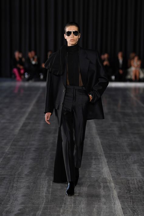 Saint Laurent - Spring 2024 Menswear https://www.vogue.com/fashion-shows/spring-2024-menswear/saint-laurent/slideshow/collection#48 Black Runway Fashion, Men Couture, Couture 2024, 2024 Menswear, Mcqueen Fashion, Outfit Grid, Next Top Model, Menswear Fashion Show, The Saint