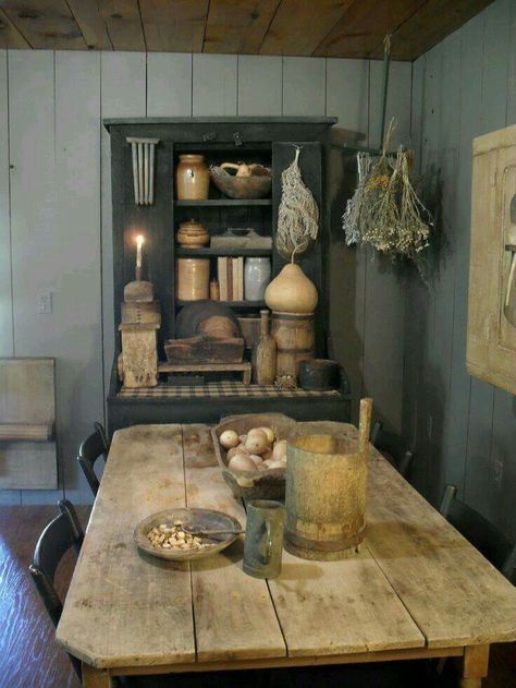 Dapur Rustic, Primitive Country Kitchen, Case In Stile Country, Primitive Dining Rooms, Deco Champetre, Primitive Homes, Prim Decor, Colonial Decor, Primitive Furniture