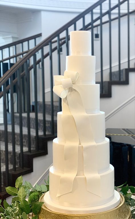 Wedding Cake With Bow Fondant, Wedding Cake With Bow, Bow Wedding Cake, Bow Wedding Cakes, Wedding Cake Frosting, 2 Tier Wedding Cakes, White Fondant, Fondant Bow, Three Tier Cake