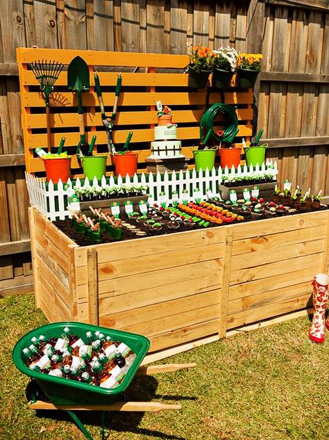 Veggie Patch Birthday Party - an idea for Henry's birthday party Garden Theme Birthday, Kids Gardening Party, Gardening Party, Garden Frogs, Forest Birthday, Moms Birthday, Boy Birthday Party Themes, Anniversaire Harry Potter, Veggie Patch