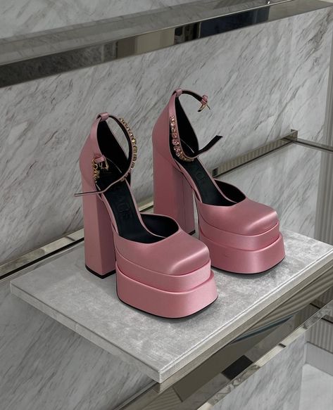 Versace Heels, Pretty Heels, Dr Shoes, Fashion Shoes Heels, Cute Shoes Heels, Shoes Heels Classy, Fancy Shoes, Girly Shoes, Shoes Pink