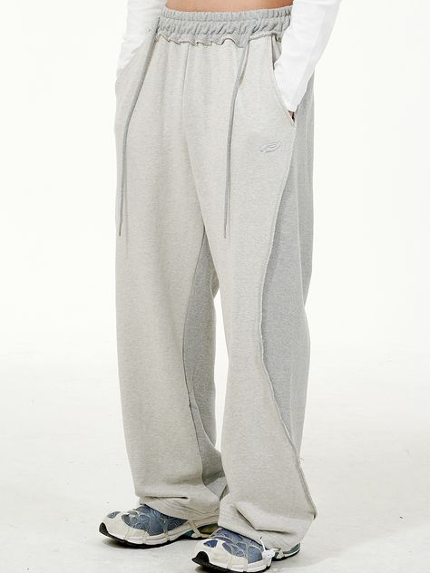 Unique Sweatpants, Streetwear Tshirt Design, Sweatpants Grey, Floral Pajama Set, Sports Wear Women, Grey Sweats, Birthday Fits, Sweatpants Style, Mens Fashion Inspiration