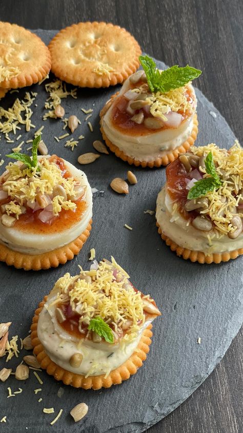 herhealthypalate on Instagram: Monaco Chaat Monaco biscuit/ or any salted cracker Small boiled potatoes Finely chopped onion Sunflower seeds or roasted peanuts Imli… Monaco Biscuit Snacks, Peanut Chaat Recipe, Boiled Potatoes, Roasted Peanuts, Almond Recipes, Sunflower Seeds, Mini Cheesecake, Crackers, Monaco