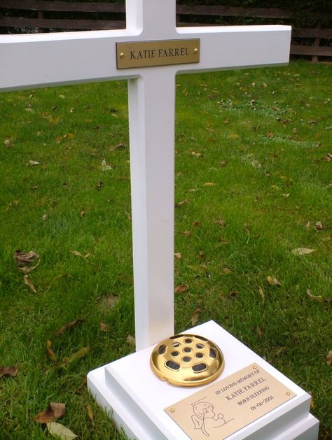 Roadside Memorial Cross Diy, Memorial Crosses Wooden Diy, Memorial Crosses Wooden Diy Roadside, Diy Wooden Cross For Grave, Roadside Memorial, Cross Gravestone, Loved One In Heaven, Diy Cross, Backyard Inspo