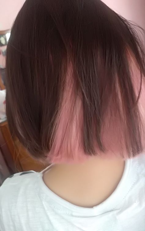 Short Hair Pink Peekaboo, Short Brown Hair With Pink Underneath, Pink Peek A Boo Hair, Pink Gradient Hair, Pink Hair Dye Ideas, Pinkish Brown Hair, Pink Peekaboo Hair, Underdye Hair, Brown And Pink Hair