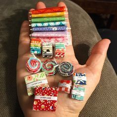 Three Owls Handmade: Dollhouse Miniature Precuts Tutorial This is so stinking cute!! Mini Choses, Dollhouse Quilt, Diy Fimo, Handmade Dollhouse, Dollhouse Miniature Tutorials, Doll House Crafts, Dollhouse Miniatures Diy, Miniature Projects, Miniature Quilts