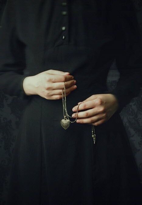 Victorian Aesthetic, Gothic Romance, Hand Reference, Penny Dreadful, Southern Gothic, Gothic Aesthetic, Jane Eyre, Witch Aesthetic, Victorian Gothic