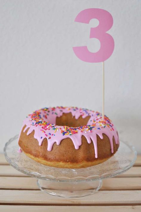 Scarlet's Sweet Donut Party | CatchMyParty.com Donuts Birthday Party, Simpsons Cake, Donuts Birthday, Donut Birthday Cake, Birthday Cake Cookies, Doughnut Party, Donut Themed Birthday Party, Anniversaire Diy, Birthday Donuts