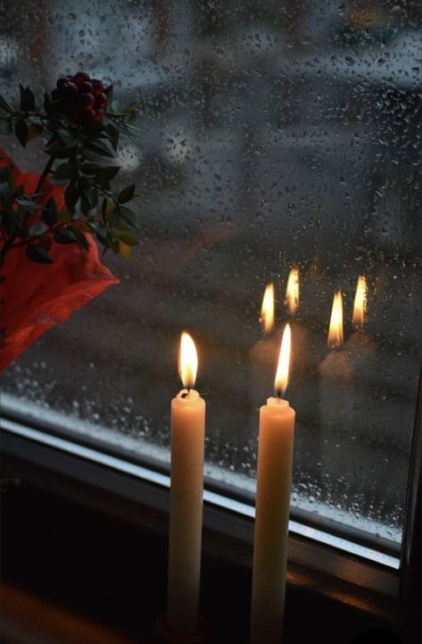 Huawei Wallpaper, Peaceful Rain, Rain Candle, Pekný Večer, Velas Candles, Huawei Wallpapers, Rainy Day Aesthetic, Window Candles, Candle Night