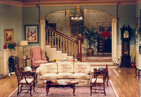 Living Room 80s, 1980s Living Room, 80s Living Room, 90s Living Room, Sala Vintage, Cosby Show, 80s House, 80s Interior, Farmhouse Side Table