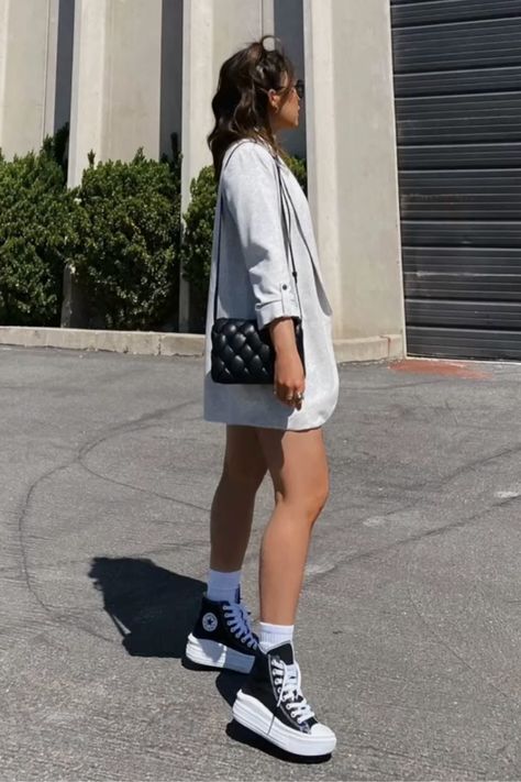 Platform Shoes Work Outfit, Chunky Converse Outfit Summer, Platform Vans Outfit Winter, How To Dress Up Sneakers Outfits, Girly Sneakers Outfit, How To Wear Platform Converse, How To Style Converse Platforms, High Top Outfit Women, Outfit With Converse Platform