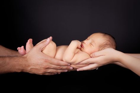 Newborn Photo Poses Boy, Photo Bb, Baby Photography Poses, Mother Baby Photography, Foto Newborn, Baby Announcement Pictures, Newborn Photography Boy, Baby Pictures Newborn, Baby Photoshoot Boy