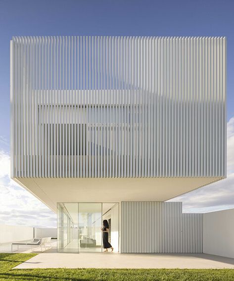 Porch Architecture, House In Spain, Colonial Style Interior, Fran Silvestre, Inspiring Homes, Floating Architecture, Modular Housing, House Cladding, Street House