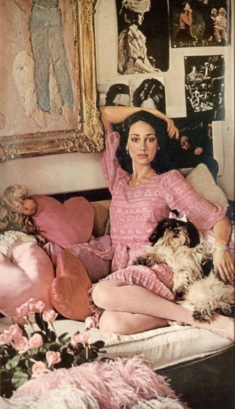 Marisa Berenson, Jean Shrimpton, Decades Of Fashion, Diana Vreeland, Helmut Newton, 1970s Fashion, How To Pose, Carolina Herrera, 70s Fashion