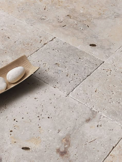 Le travertin : pourquoi ce matériau a-t-il tant la cote en ce moment ? - Côté Maison Travertino Floor, Roman Mosaic Art, Travertine Flooring, Travertine Floors, Roman Mosaic, Travertine Stone, Living Room Trends, Kitchen Trends, Trends 2024