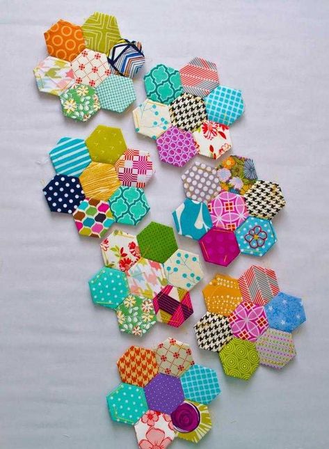 patchwork-facile-schéma-suivre-hexagones-assembler Patchwork Hexagonal, Paper Peicing Patterns, Hexie Patterns, Embellishment Ideas, Hexagon Patchwork, Hexie Quilt, English Paper Piecing Quilts, Make Do And Mend, Amish Quilts