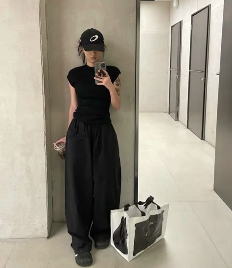 Black Outfit Korean, All Black Street Style, Korea Outfit, Black Street Style, Korean Fashion Grunge, Peony Aesthetic, Acubi Fashion, Blouses Designs, Capsule Wardrobe Essentials