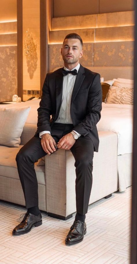 Smart Attire, Business Attire For Men, Dapper Suits, Black And White Tuxedo, Formal Men Outfit, Mens Fashion Blazer, Men With Street Style, Mens Formal Wear, Dapper Men