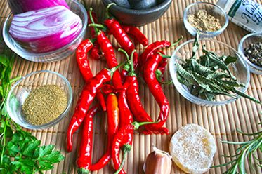 Red Curry Paste combines the fiery heat of cayenne peppers with sweet & savoury ginger & rosemary Blood Thinning Foods, Inflammation Recipes, Chile Peppers, Winter Meals, Candida Yeast, Fire Cider, Black Bean Chili, Cold Weather Food, Raw Garlic