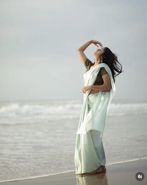 Saree Beach Photoshoot, Beach Saree Photoshoot, Beach Saree, Outdoor Poses, Saree Shoot, Women Portraits, Shoot Poses, Model Shoot, Saree Poses