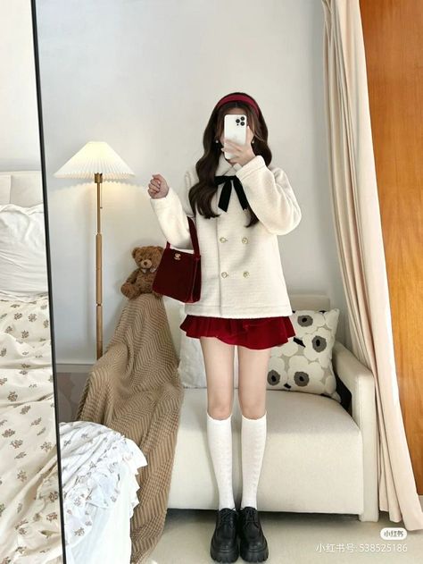 Christmas Outfits Korean Style, Christmas Outfit Asian, Christmas Outfit Aesthetic Korean, Christmas Ootd Korean, Christmas Outfit For Teenage Girl, Christmas Korean Outfit, Red Korean Outfits, Korean Christmas Outfit, Japanese Winter Fashion