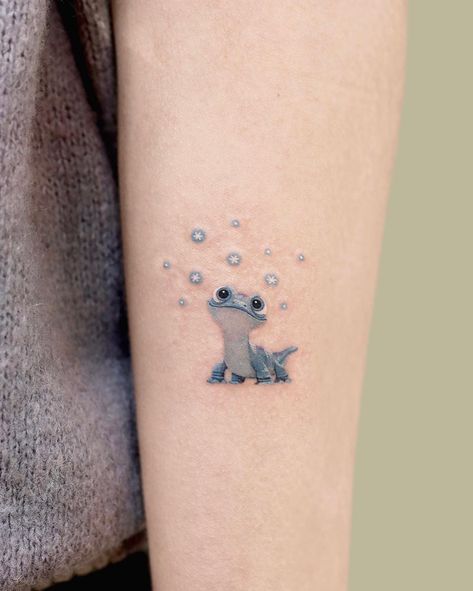 Unique Animal Tattoos, Cool Tattoo Ideas, Teardrop Tattoo, Gecko Tattoo, Snow Tattoo, Lizard Tattoo, Tiny Wrist Tattoos, Cool Tattoo, Cartoon Character Tattoos