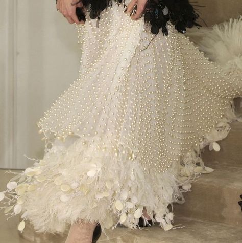 Chanel feathers & pearls Pearl Inspired Dress, Chanel Backstage, Feathers Embroidery, Pearl Fabric, Coco Fashion, Haute Couture Details, Chanel Pearl, Dress Couture, Textil Design