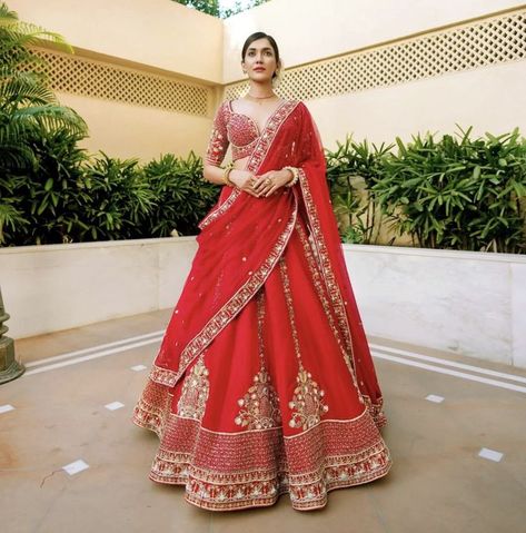 Trendy Red Bridal Lehenga for Brides Red Lahenga Ideas, Bridal Panetar Wedding Bride, Sabhyasachi Lehnga Bridal, Indian Wedding Outfits Red, Lehenga Trends 2023, Indian Bridal Wear Red, Red Wedding Lehenga, Red Bridal Lehenga, Latest Bridal Lehenga Designs