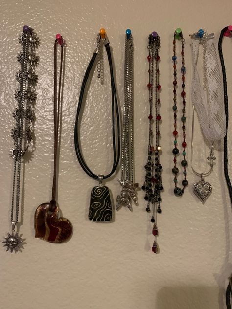 Indie Sleaze Accessories, Skater Jewelry Aesthetic, Trashy Y2k Jewelry, Necklace Inspo Aesthetic, 2010 Jewelry, Thrifted Jewelry, Early 2000s Jewelry, 2000 Jewelry, Thrift Jewelry