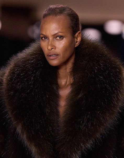 paloma’s wife on Twitter: "just dreaming about this fur saint laurent coat from their fw22 collection worn by yasmin warsame https://t.co/ZeWrc1UGCI" / Twitter Saint Laurent Fall 2022, Yasmin Warsame, Saint Laurent Coat, Fall 2022, Paloma, Ysl Bag, Autumn Winter Fashion, Fashion News, Yves Saint Laurent