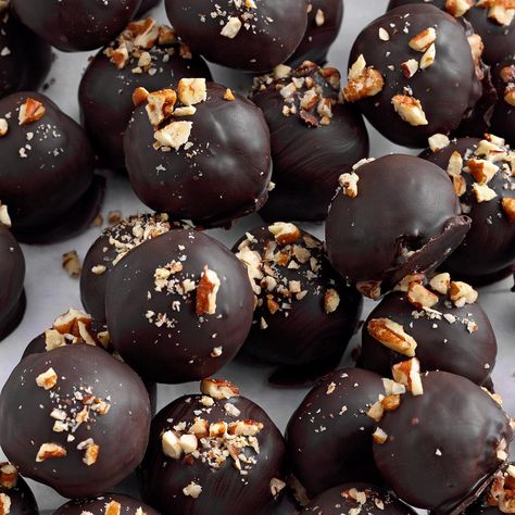 Bourbon Balls Derby Desserts, Kentucky Derby Desserts, Liquor Chocolates, How To Make Bourbon, Bourbon Balls Recipe, Kentucky Derby Food, New Years Eve Dessert, Dark Chocolate Desserts, Julep Recipe