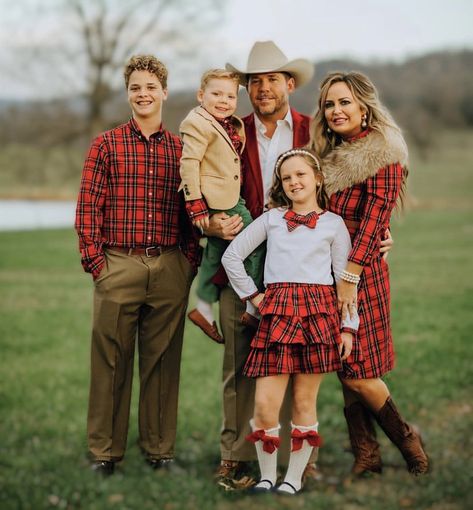 Family Photo Buffalo Plaid, Christmas Theme Family Outfits, Tartan Family Christmas Pictures, Red Flannel Family Pictures, Plaid Family Photos, Family Christmas Outfit Ideas, Red Flannel Outfits, Fancy Christmas Outfit, Christmas Outfits Family