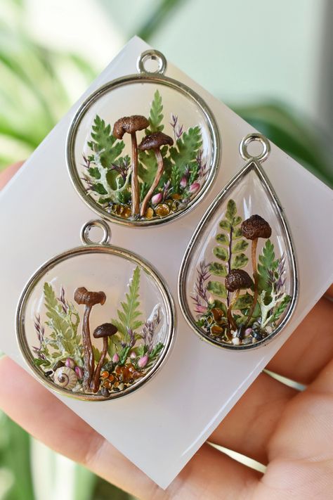 Forest Resin Art, Nature Resin Jewelry, Epoxy Resin Mushrooms, Unique Resin Ideas, Resin Crafts To Sell, Epoxy Necklace, Resin And Wood Diy, Epoxy Jewelry, Arts And Crafts For Adults