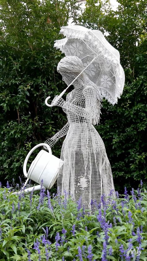 Drátěná Socha, Chicken Wire Sculpture, Chicken Wire Art, Garden Art Sculptures Diy, Metal Garden Art, Garden Art Projects, Garden Yard Ideas, Garden Art Crafts, Succulent Garden